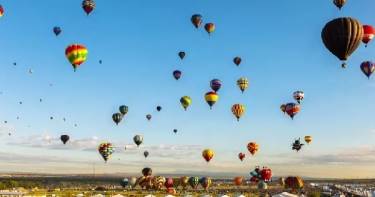 Ты еще никогда не видел, как 1000 воздушных шаров поднимаются в небо. Потрясающее зрелище!