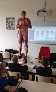 Учительница завладела вниманием детей на уроке анатомии. Она показала всё на себе!