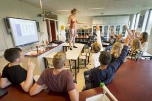 Учительница завладела вниманием детей на уроке анатомии. Она показала всё на себе!
