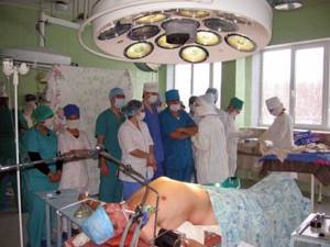 Вот почему халаты хирургов только синего и зеленого цвета. Такое решение спасает жизни!