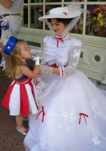 Жизнь в сказке: эта мама шьет точные копии костюмов диснеевских героинь для своей дочки.