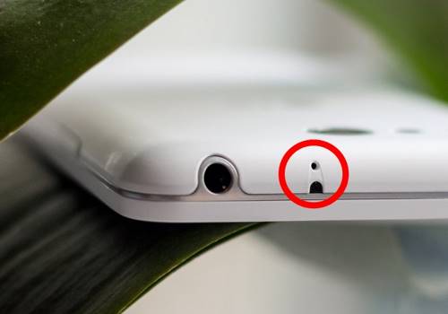 Знаешь ли ты, зачем в iPhone нужно это отверстие между вспышкой и камерой?