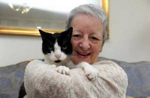 64-летняя женщина не подозревала, что происходит с ее плечом. Но кот помог узнать ужасную правду...