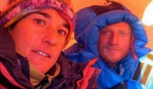 Двое альпинистов застряли на вершине горы-убийцы. Группа подмоги успела спасти только одного...