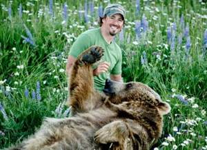 Этот парень нашел двух медвежат возле умершей матери. Произошедшее потом не передать словами...