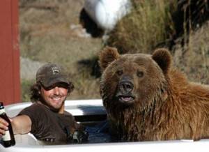 Этот парень нашел двух медвежат возле умершей матери. Произошедшее потом не передать словами...