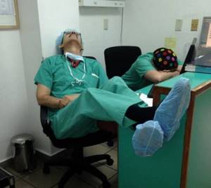 Этот парень выложил в Сеть снимок спящего во время смены врача... Но такой реакции он не ожидал!