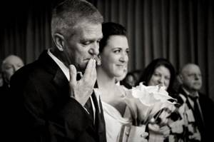 Когда не сдержать слёз и эмоций... 17 невероятно трогательных снимков невест и их отцов.