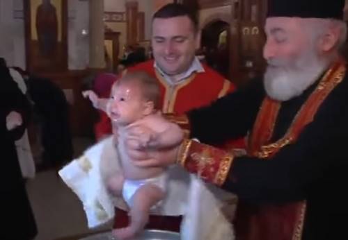 Младенцы приняли «насильственное крещение». Православного патриарха заподозрили в жестокости.