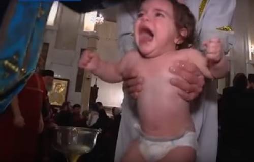 Младенцы приняли «насильственное крещение». Православного патриарха заподозрили в жестокости.