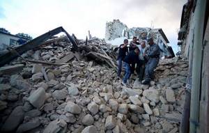 «Мы слышим, как под завалами кричат дети...» Землетрясение в Италии унесло сотни жизней.