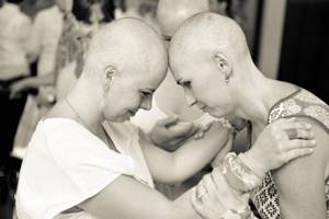 У этой женщины обнаружили рак. У меня слезы текли градом от того, ЧТО сделали для нее друзья!