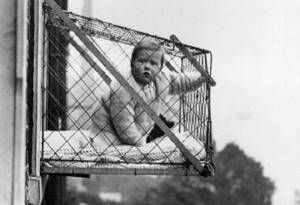 В начале ХХ века детей массово помещали в клетки. И вот зачем.