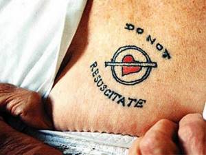 Вот почему врачи наносят себе татуировки «Не реанимировать».