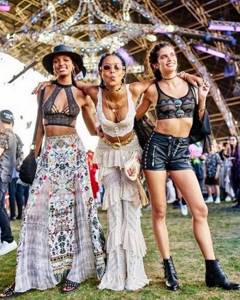 Бейонсе, Кайли Дженнер и другие знаменитости появились на фестивале Coachella в пикантных нарядах