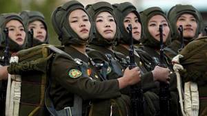 Беженка из КНДР рассказала, через что проходят женщины в армии Северной Кореи.
