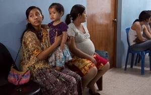 Это дети с детьми на руках: 12 шокирующих фото молодых матерей из Гватемалы.