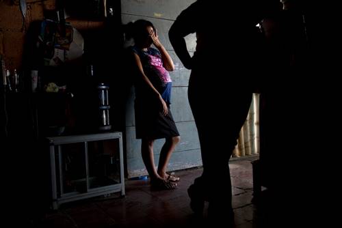 Это дети с детьми на руках: 12 шокирующих фото молодых матерей из Гватемалы.