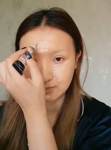 Китаянка легко превращается в любую знаменитость при помощи одного лишь макияжа