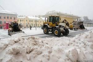 На Москву обрушился сильнейший снегопад за сто лет. Город похоронен под толщей снега, коммунальщики сбились с ног, а жители не покидают своих домов.