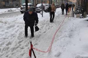 На Москву обрушился сильнейший снегопад за сто лет. Город похоронен под толщей снега, коммунальщики сбились с ног, а жители не покидают своих домов.