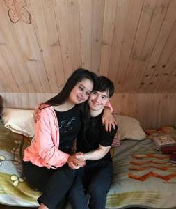 Парень «солнечной» дочери Ирины Хакамады опубликовал романтические фото с возлюбленной.
