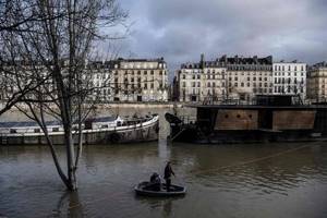Париж превратился в Венецию. После долгих дождей Сена вышла из берегов и затопила столицу Франции.
