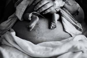 Таинство рождения: 18 волшебных фото появления малышей на свет.