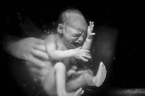 Таинство рождения: 18 волшебных фото появления малышей на свет.
