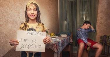 Уморительный фотопроект «Мама, у нас всё хорошо!» от папаши из Тюмени и его 7–летней дочери