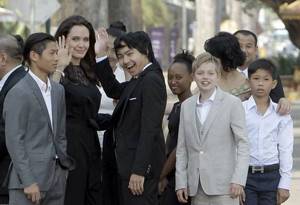 В Сети возмущены мальчишеским стилем 11-летней дочери Джоли и Питта.