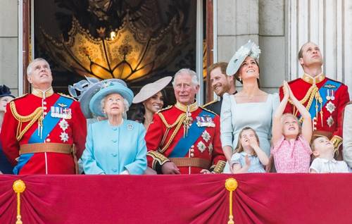 Эксперты расшифровали, что говорила Меган Маркл супругу на балконе Букингемского дворца