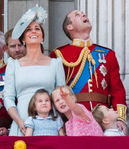 Кто эта девочка, затмившая принца Джорджа и принцессу Шарлотту на балконе Букингемского дворца?