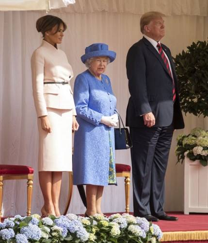 Дональд Трамп встретился с Терезой Мэй и Елизаветой ІІ. Но королевой этого турне стала Меланья Трамп!