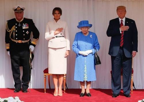 Дональд Трамп встретился с Терезой Мэй и Елизаветой ІІ. Но королевой этого турне стала Меланья Трамп!