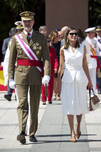Изящная испанская королева Летисия ослепила белоснежным нарядом в деловой поездке