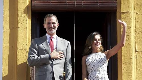 Изящная испанская королева Летисия ослепила белоснежным нарядом в деловой поездке