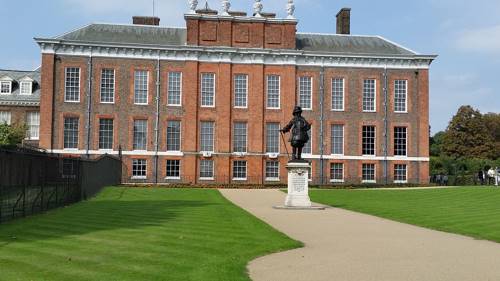 Кенсингтонский дворец опубликовал первые официальные фото с крестин принца Луи