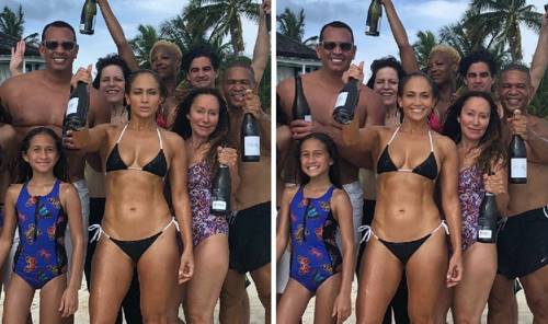 В купальнике и с шампанским: как отпраздновала 49-й день рождения соблазнительная Дженнифер Лопес
