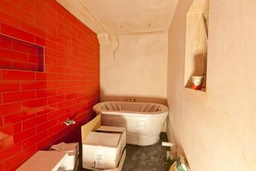 Дамочка приобрела общественный туалет (без шуток) и превратила его в квартиру мечты!