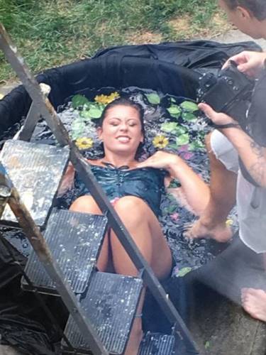 Девушка устроила шикарную фотосессию в детском надувном бассейне. Цена вопроса — 30 долларов!