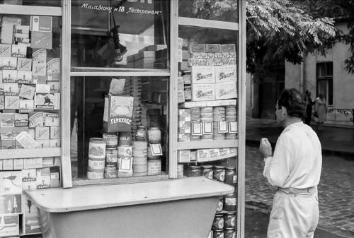 Как выглядели магазины прошлого в разных уголках мира: 15 фото, которые перенесут тебя в ХХ век