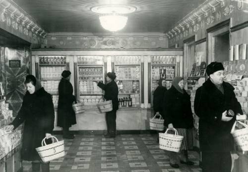 Как выглядели магазины прошлого в разных уголках мира: 15 фото, которые перенесут тебя в ХХ век