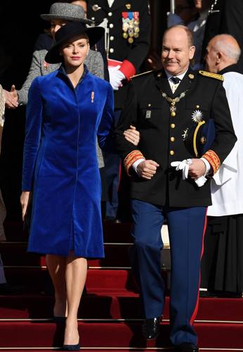 Княгиня Монако произвела фурор на балу Красного креста. Платье русалки — вот это да!