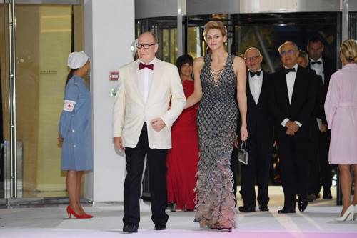 Княгиня Монако произвела фурор на балу Красного креста. Платье русалки — вот это да!