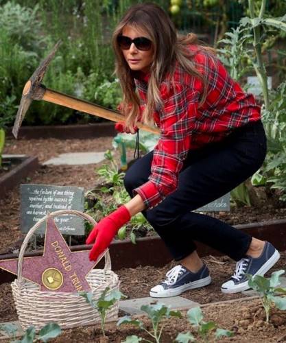 «Первая огородница США»: в Сети высмеяли фото Меланьи Трамп годовой давности