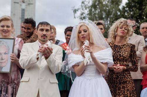 Треш, угар, Лолита и беременная Polina: новый клип Билана о свадьбе 90-х сломал Интернет