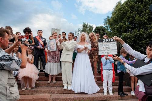 Треш, угар, Лолита и беременная Polina: новый клип Билана о свадьбе 90-х сломал Интернет