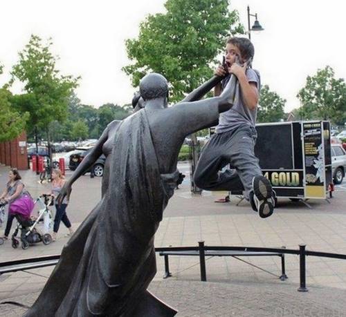 24 человека, которые знают, как правильно фотографироваться со статуями