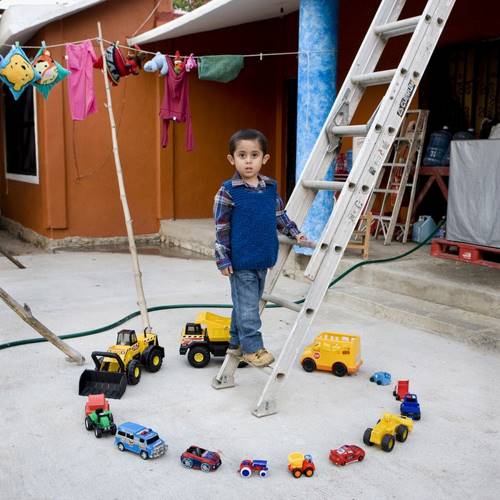 Фотограф объездил более 50 стран, чтобы снять детей на фоне их самых ценных сокровищ